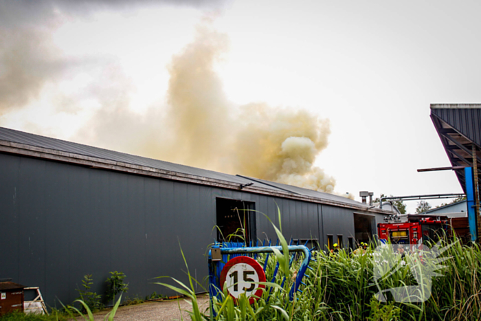 Zwarte rookwolken bij brand in opslag