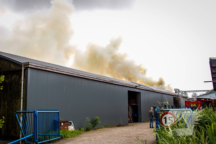 Zwarte rookwolken bij brand in opslag