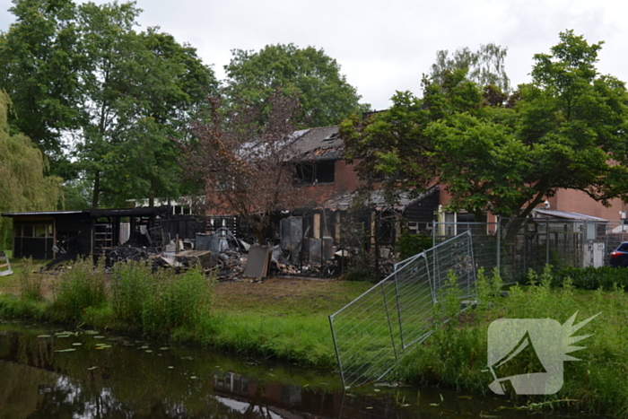 Grote schade zichtbaar aan meerdere woningen na brand