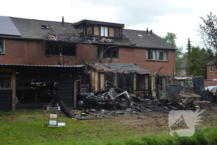 Grote schade zichtbaar aan meerdere woningen na brand