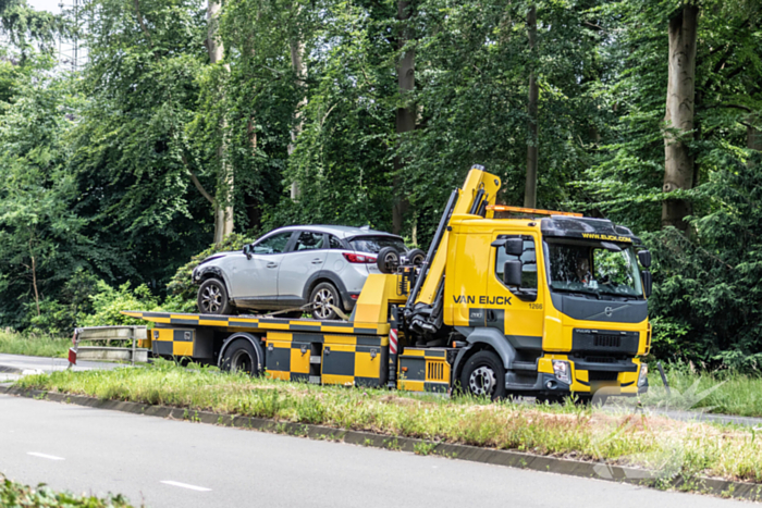Automobilist rijdt twee lantaarnpalen uit de grond