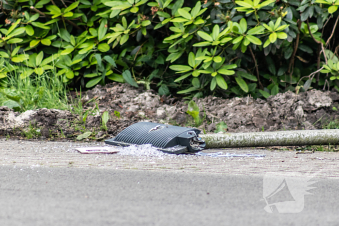 Automobilist rijdt twee lantaarnpalen uit de grond