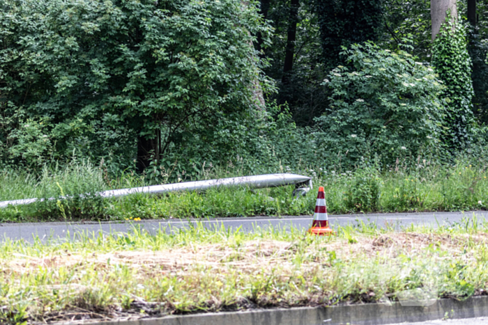 Automobilist rijdt twee lantaarnpalen uit de grond