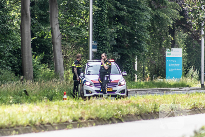 Automobilist rijdt twee lantaarnpalen uit de grond