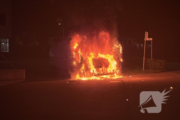 Bestelbus volledig vernield door brand