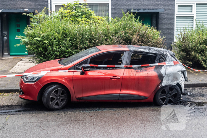 Zes auto's vliegen vlak na elkaar in brand