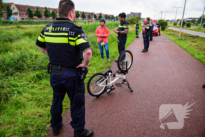 Duikers aanwezig voor kinderfiets naast sloot