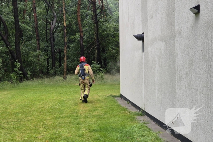 Brandweer aanwezig voor mogelijke brand flatgebouw