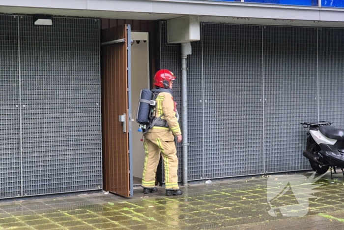 Brandweer aanwezig voor mogelijke brand flatgebouw