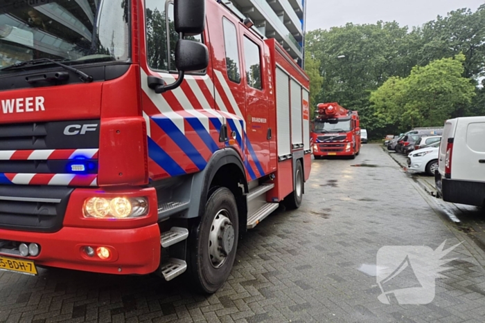 Brandweer aanwezig voor mogelijke brand flatgebouw