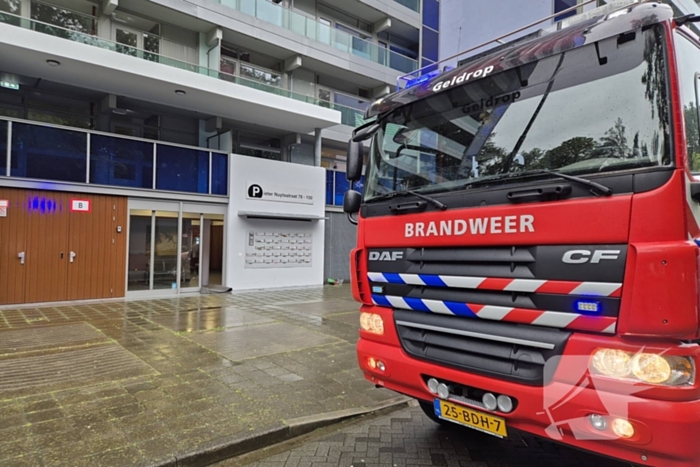 Brandweer aanwezig voor mogelijke brand flatgebouw