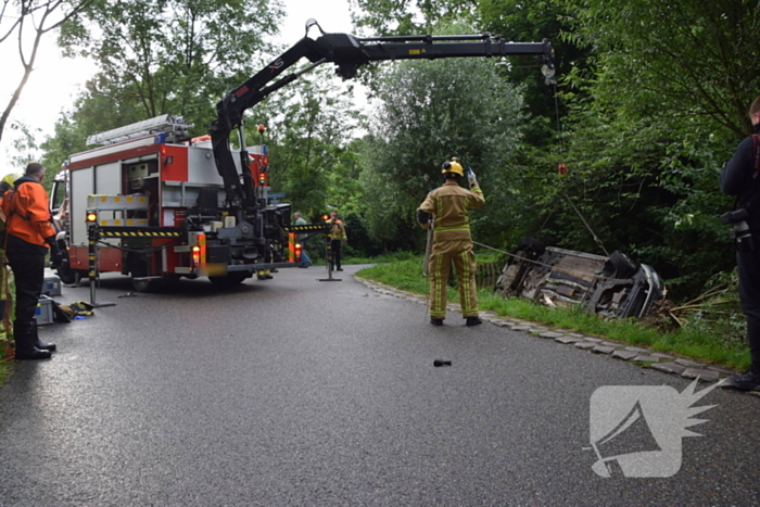 Auto belandt op kop in sloot, bestuurder onder invloed