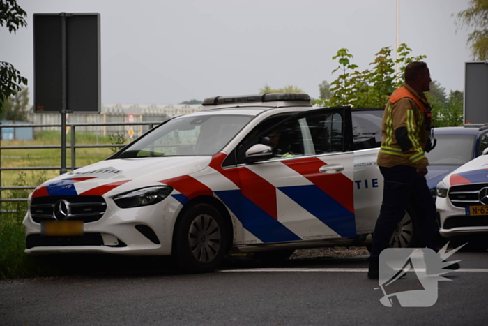 Auto belandt op kop in sloot, bestuurder onder invloed