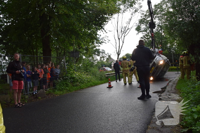 Auto belandt op kop in sloot, bestuurder onder invloed