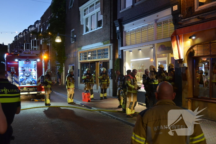Deur opengebroken vanwege brand in winkelpand