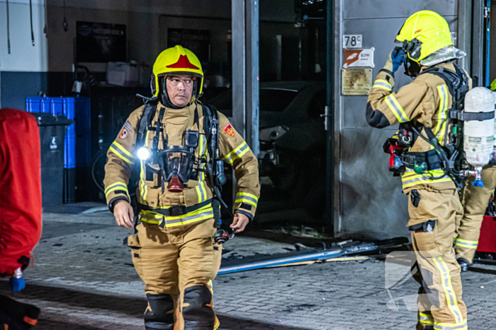 Flinke rookontwikkeling bij brand in garagebedrijf