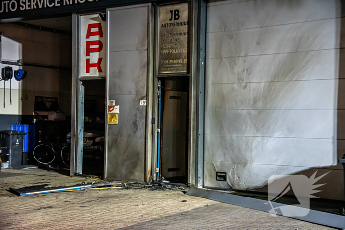 Flinke rookontwikkeling bij brand in garagebedrijf