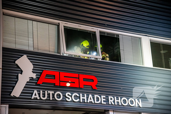 Flinke rookontwikkeling bij brand in garagebedrijf