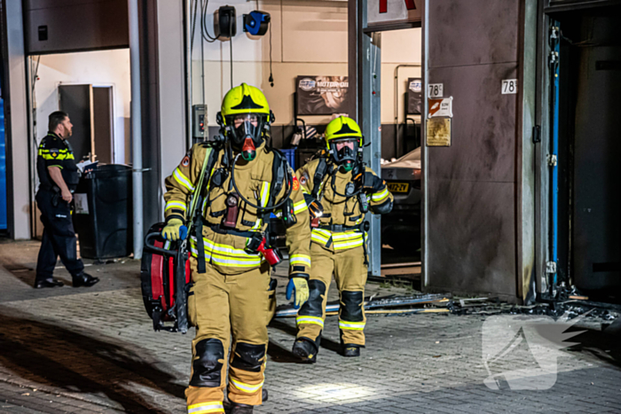 Flinke rookontwikkeling bij brand in garagebedrijf