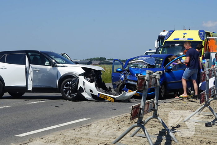 Gewonde en forse schade bij aanrijding