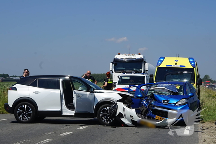 Gewonde en forse schade bij aanrijding