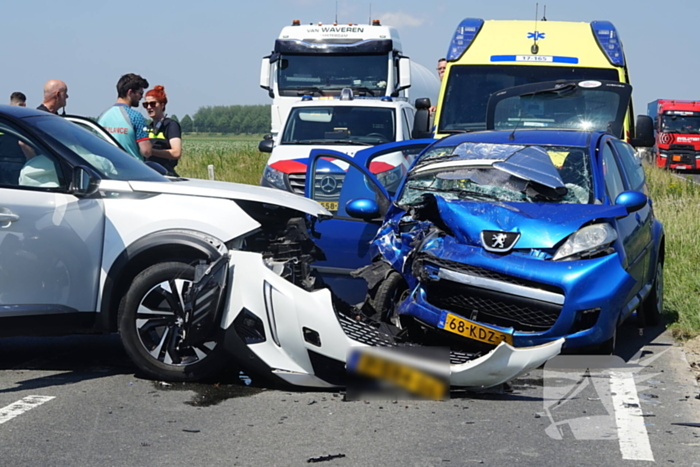 Gewonde en forse schade bij aanrijding