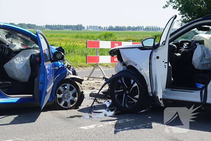 Gewonde en forse schade bij aanrijding