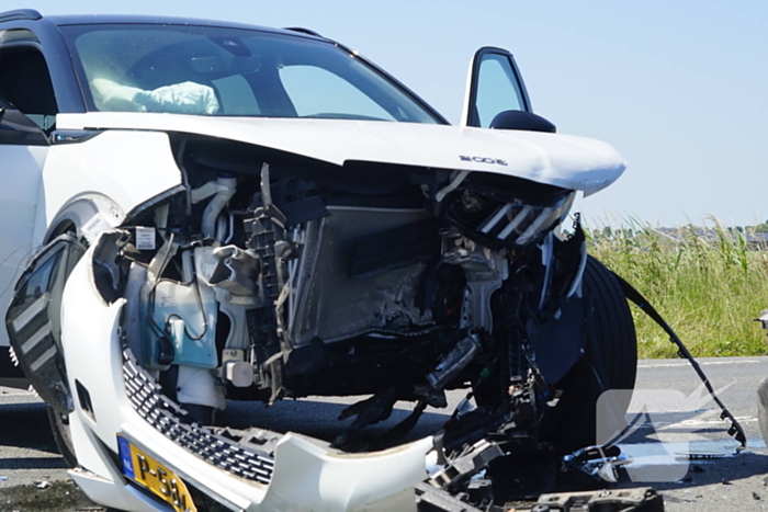 Gewonde en forse schade bij aanrijding