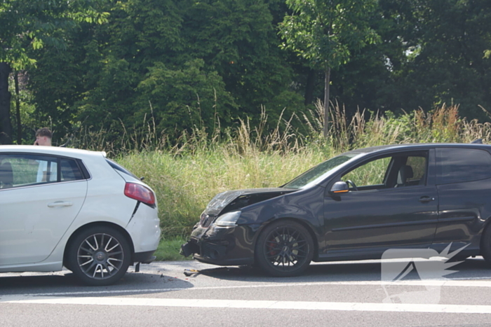 Gewonde en veel schade bij kop-staartbotsing