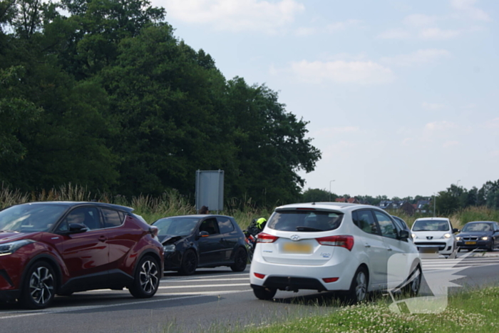 Gewonde en veel schade bij kop-staartbotsing