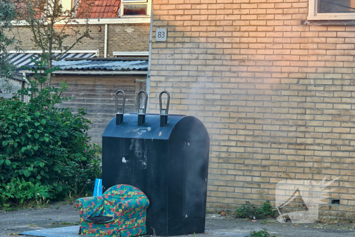 Brandweer blust brand in ondergrondse container