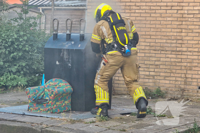 Brandweer blust brand in ondergrondse container