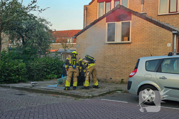 Brandweer blust brand in ondergrondse container