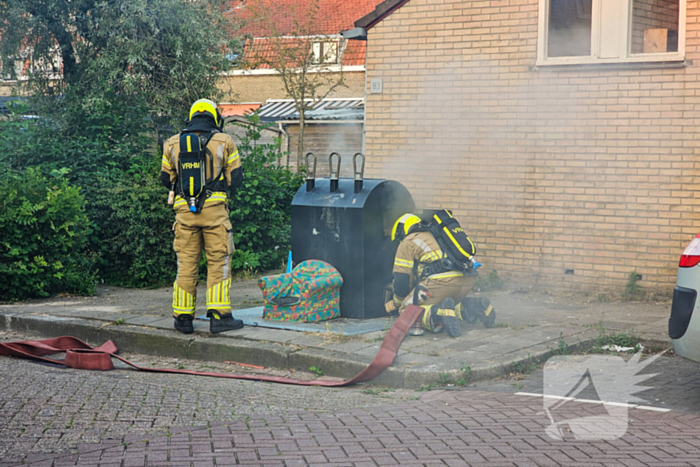Brandweer blust brand in ondergrondse container