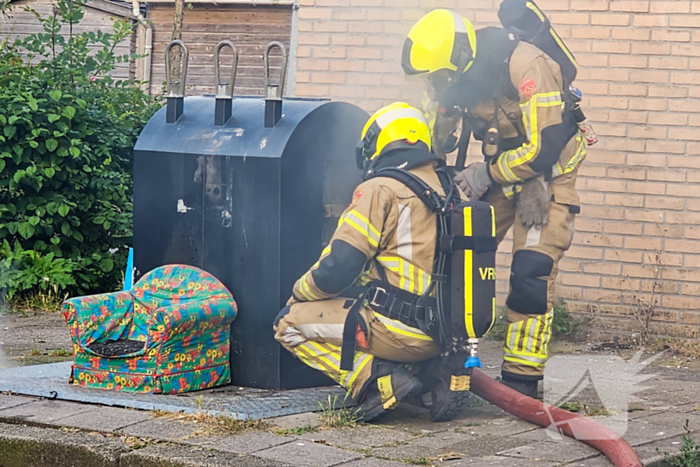 Brandweer blust brand in ondergrondse container