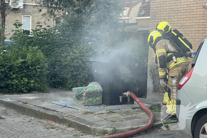 Brandweer blust brand in ondergrondse container