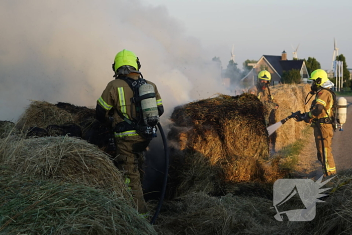 Brandweer druk met brand in meerdere hooibalen