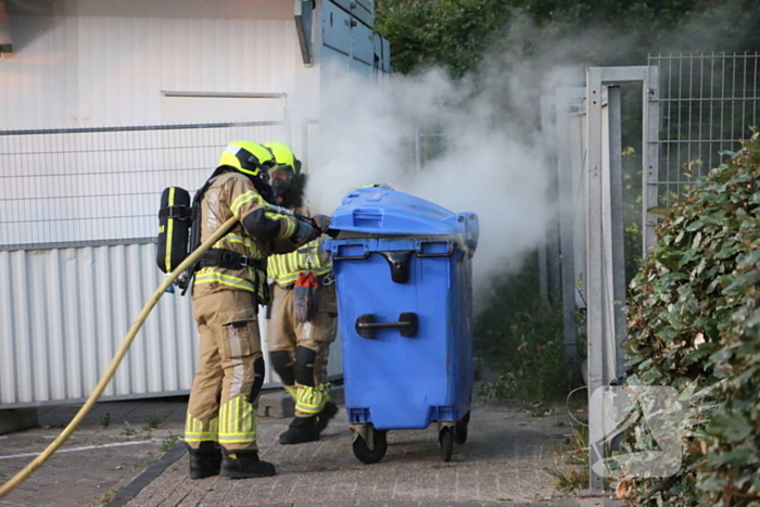 Veel rookontwikkeling bij brand in papiercontainer
