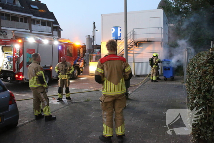 Veel rookontwikkeling bij brand in papiercontainer