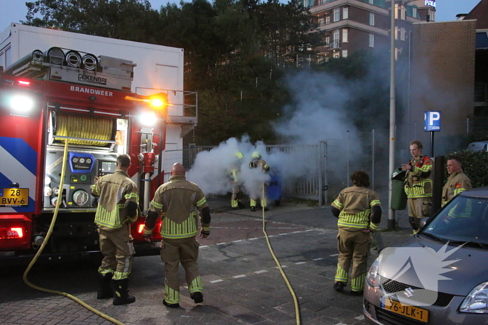 Veel rookontwikkeling bij brand in papiercontainer