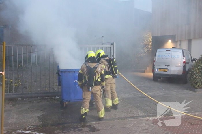 Veel rookontwikkeling bij brand in papiercontainer