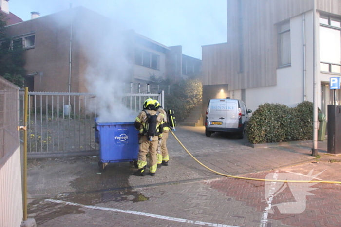 Veel rookontwikkeling bij brand in papiercontainer