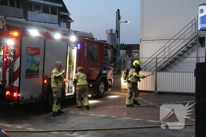 Veel rookontwikkeling bij brand in papiercontainer