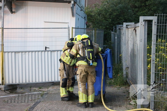 Veel rookontwikkeling bij brand in papiercontainer