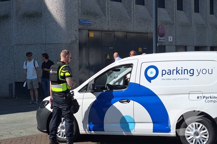 Stroomkabel ontploft veel schade aan trottoir