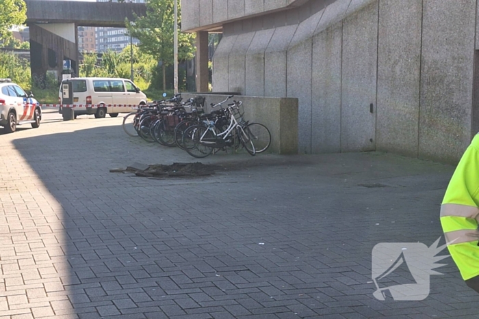 Stroomkabel ontploft veel schade aan trottoir