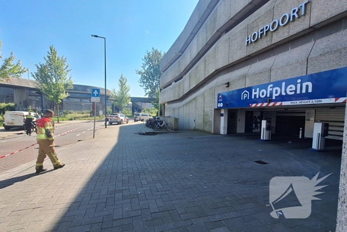 Stroomkabel ontploft veel schade aan trottoir