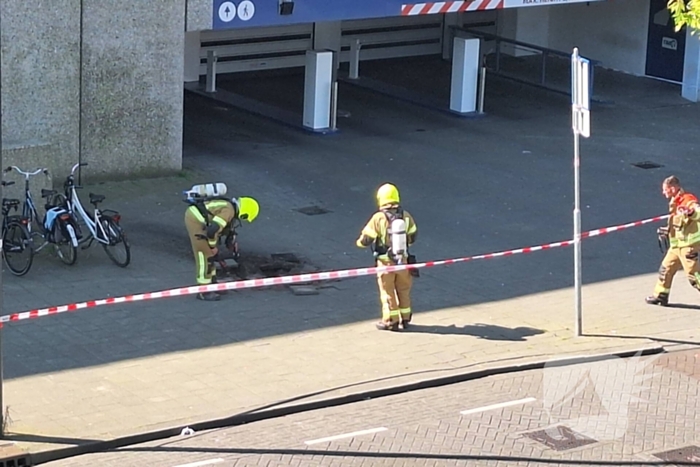 Stroomkabel ontploft veel schade aan trottoir