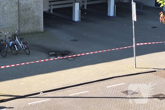 Stroomkabel ontploft veel schade aan trottoir