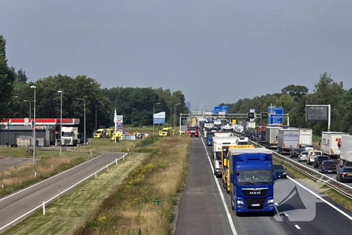 Hulpdiensten groots ingezet voor ongeval op afrit, motorrijder overleden